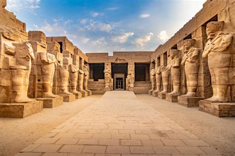  La Construction du Temple de Karnak: Un Monument aux Ambitions Pharaoniques et à la Force Ouvrière Égyptienne